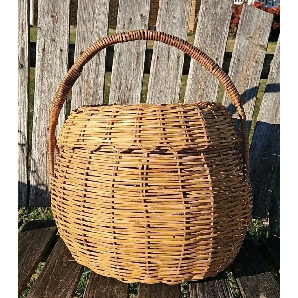 Vintage Wicker Basket Large Hand Woven With A Beautiful Scallped Edge‎ Lid